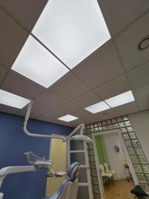 Full-spectrum daylight LED lighting from DentLED DL60 panels in a dental treatment room in Hardenberg
