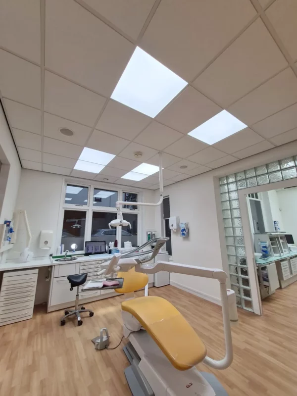 DentLED DL60 LED panels providing full-spectrum daylight lighting in a dental treatment room in Hardenberg