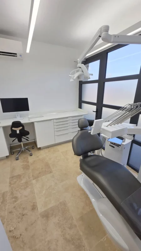Modern dental treatment room at Coral Dental Bonaire with balanced direct and indirect illumination from Dentled PHL22 LED luminaires.