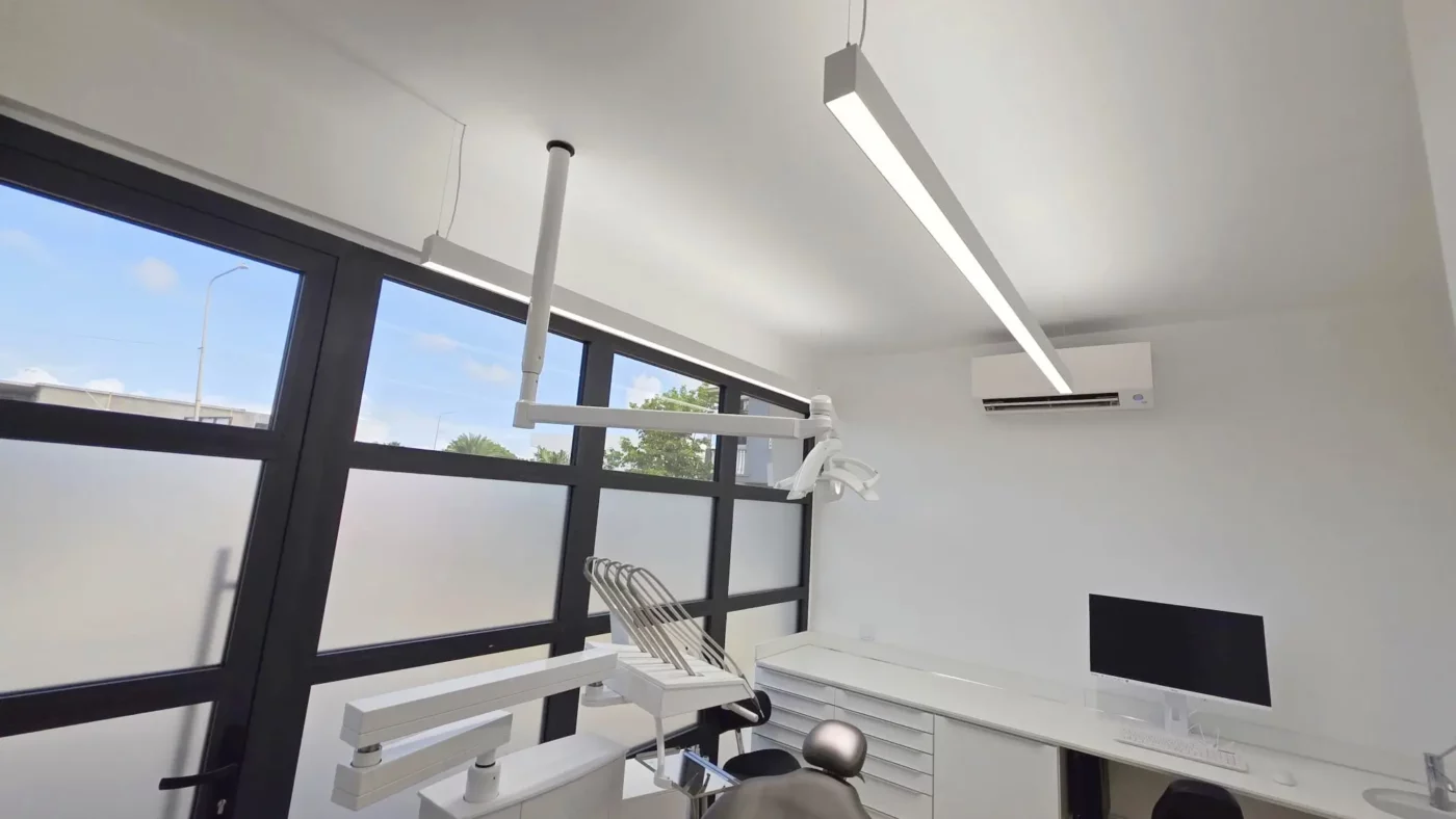 Coral Dental Bonaire dental clinic featuring Dentled PHL22 luminaires with 5000K daylight and CRI 97+ colour rendering.