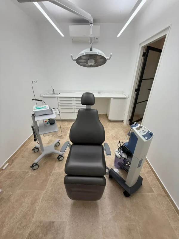 Full-spectrum Dentled PHL22 LED lighting illuminating a modern dental treatment room at Coral Dental Bonaire.
