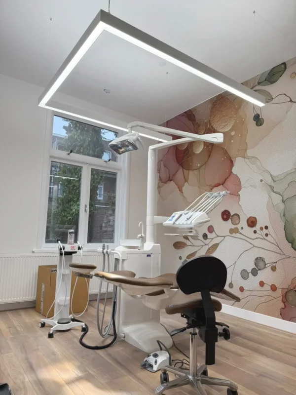 U-shaped Dentled PHU daylight LED lighting illuminating the dental treatment room at MCARE Mondzorg in The Hague.
