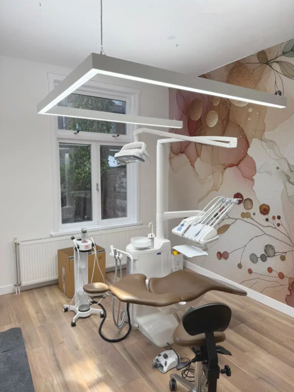 Modern dental treatment room at MCARE Mondzorg featuring Dentled PHU full spectrum LED lighting installed by Plandent Netherlands.