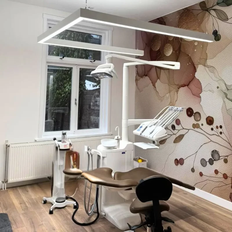 Full spectrum LED lighting for dental hygiene and periodontal treatments at MCARE Mondzorg in The Hague.