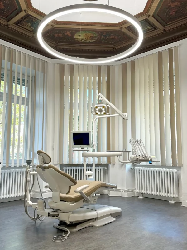 Full-spectrum Dentled PVR150 LED ring lights enhance the treatment room at Carina Sell’s dental practice in Gießen, Germany.