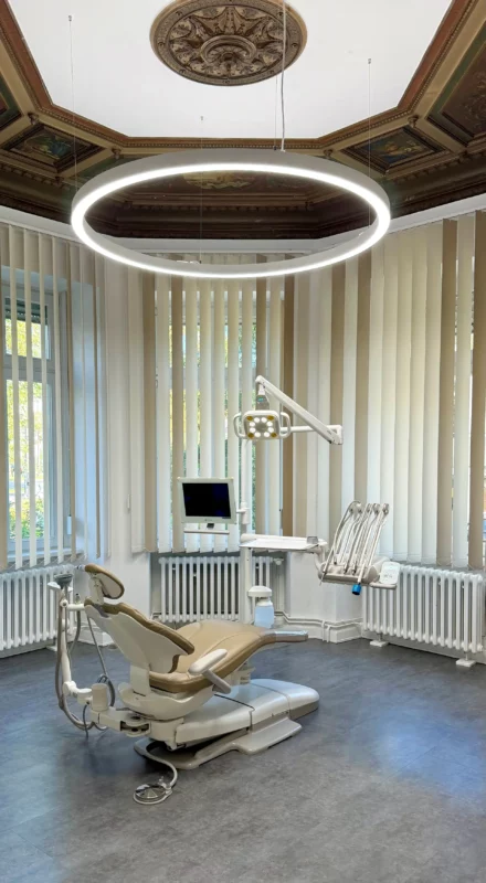 Dentled PVR150 LED ring lights illuminate the dental chair with bright, full-spectrum daylight lighting at Carina Sell’s dental practice.