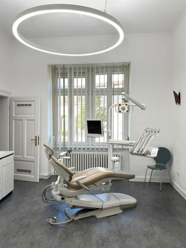 Refurbished dental practice of Carina Sell in Gießen, featuring Dentled PVR150 LED ring lights and modern dental equipment in a historic interior.