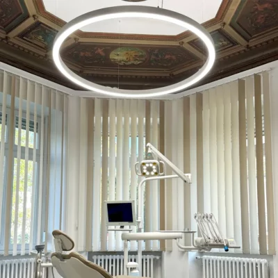 Dentled PVR150 full-spectrum LED ring lights providing daylight-like illumination around the dental chair at Carina Sell’s dental practice in Gießen, Germany.