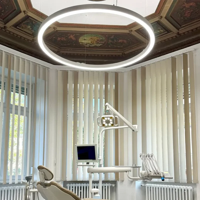 Dentled PVR150 full-spectrum LED ring lights providing daylight-like illumination around the dental chair at Carina Sell’s dental practice in Gießen, Germany.
