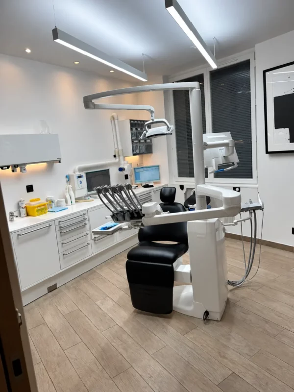Two suspended DentLED PHL18 luminaires above the dental chair at Dr Didier Achour’s practice in Paris 13.